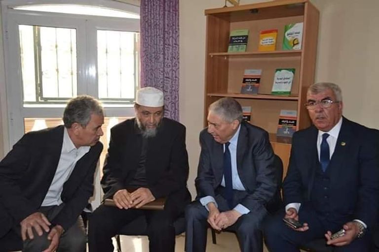 يعض المعارضة الجزائرية الجيش الجزائري يحسم موقفه ويطالب بتنحي بوتفليقة