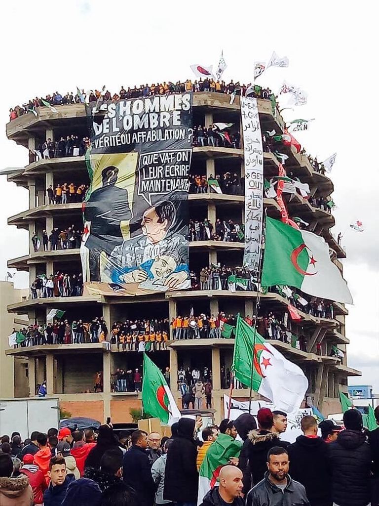 مظاهرات مطالبة برحيل بنظام بوتفليقة الجيش الجزائري يحسم موقفه ويطالب بتنحي بوتفليقة