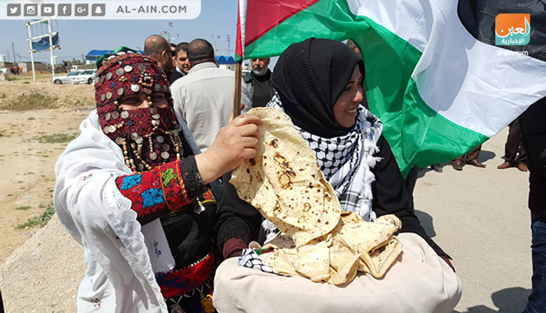 شاب فلسطيني محمولا بعد إصابته في مسيرات العودة بغزة- أرشيفية