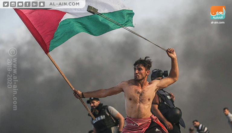 شاب فلسطيني محمولا بعد إصابته في مسيرات العودة بغزة- أرشيفية