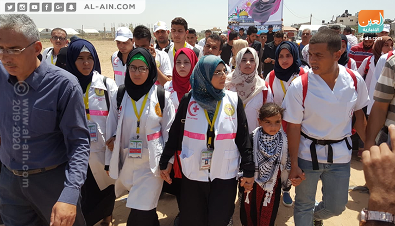 شاب فلسطيني محمولا بعد إصابته في مسيرات العودة بغزة- أرشيفية