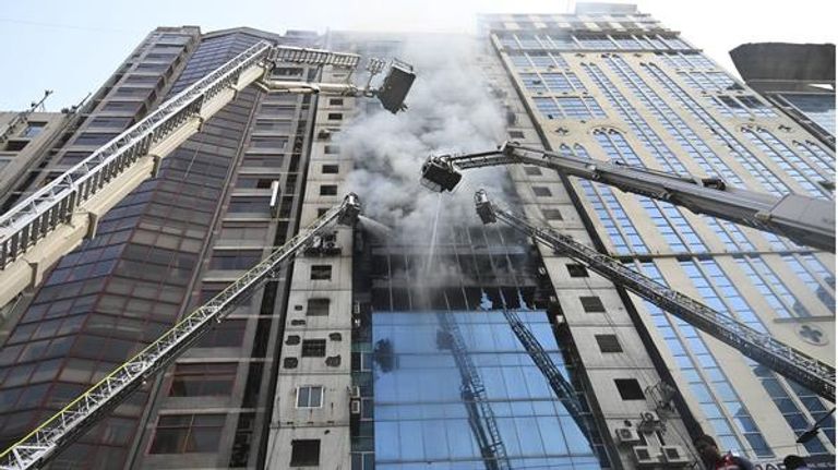 الجموع صفقت كلما نجح رجال الإطفاء بإخراج شخص من المكان