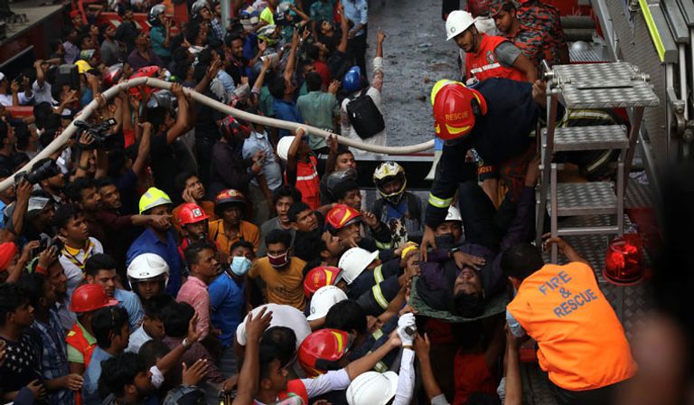 الجموع صفقت كلما نجح رجال الإطفاء بإخراج شخص من المكان