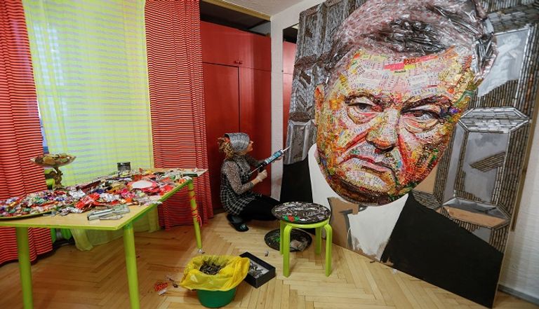 لوحة لرئيس أوكرانيا من أغلفة الحلوى وفوارغ الرصاص