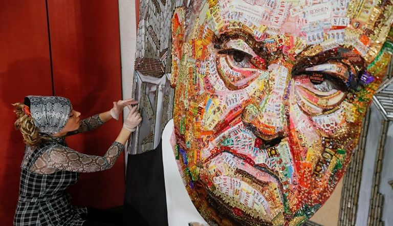 لوحة لرئيس أوكرانيا من أغلفة الحلوى وفوارغ الرصاص