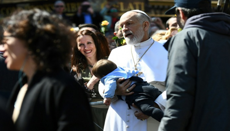  الممثل جون مالكوفيتش يرتدي زي البابا ويبهج الحشود بالفاتيكان