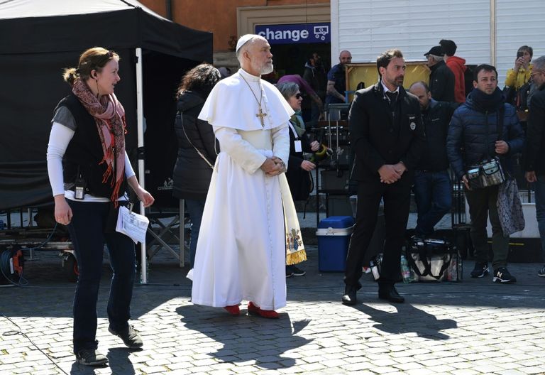  الممثل جون مالكوفيتش يرتدي زي البابا ويبهج الحشود بالفاتيكان