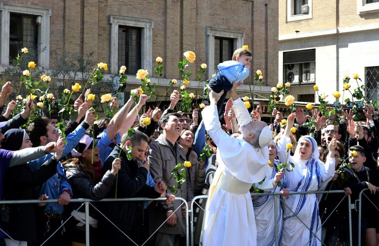  الممثل جون مالكوفيتش يرتدي زي البابا ويبهج الحشود بالفاتيكان