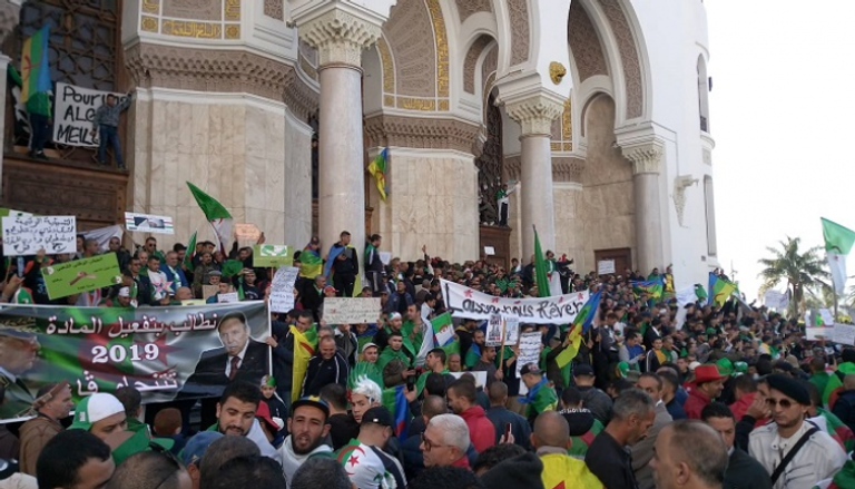 جزائريون يبتكرون مادة 2019 لرحيل جميع النخب السياسية
