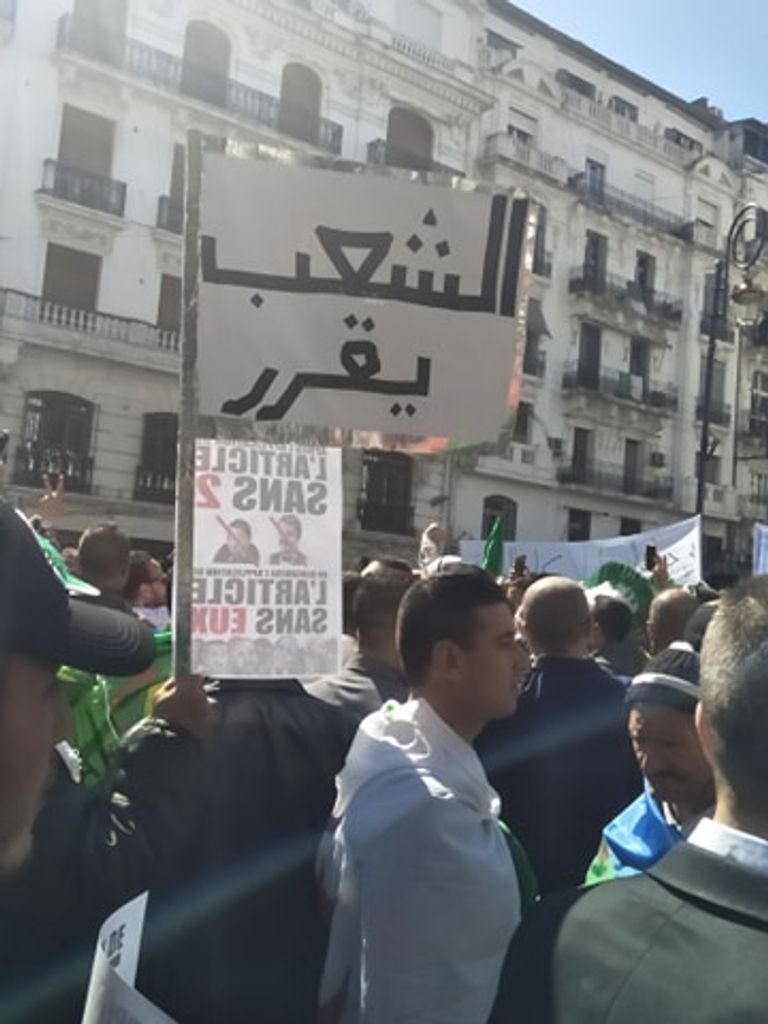 جزائريون يطالبون برحيل كل النخب السياسية جزائريون يبتكرون مادة 2019 لرحيل جميع النخب السياسية