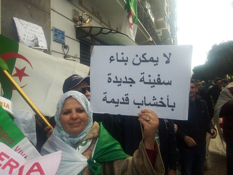 جزائريون يطالبون برحيل كل النخب السياسية جزائريون يبتكرون مادة 2019 لرحيل جميع النخب السياسية