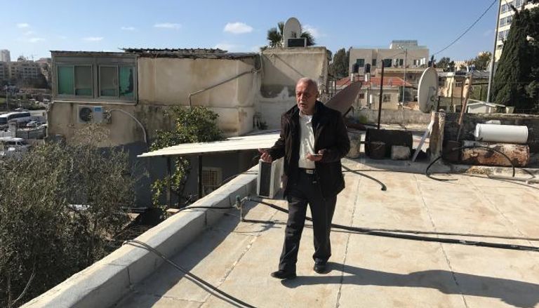 الفلسطيني محمد الصباغ على سطح منزله