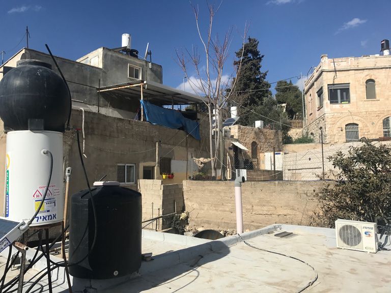 الفلسطيني محمد الصباغ على سطح منزله