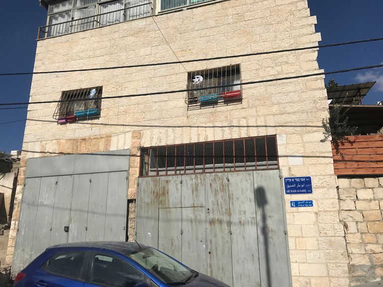 الفلسطيني محمد الصباغ على سطح منزله