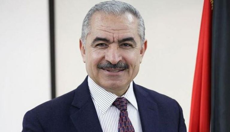 عباس يسلم كتاب التكليف لمحمد أشتية