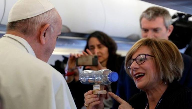 البابا فرنسيس على متن طائرة رحلته إلى المغرب