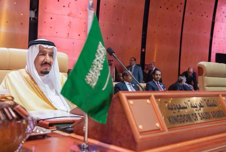 العاهل السعودي خلال القمة العربية بالظهران عام على قمة القدس التاريخية
