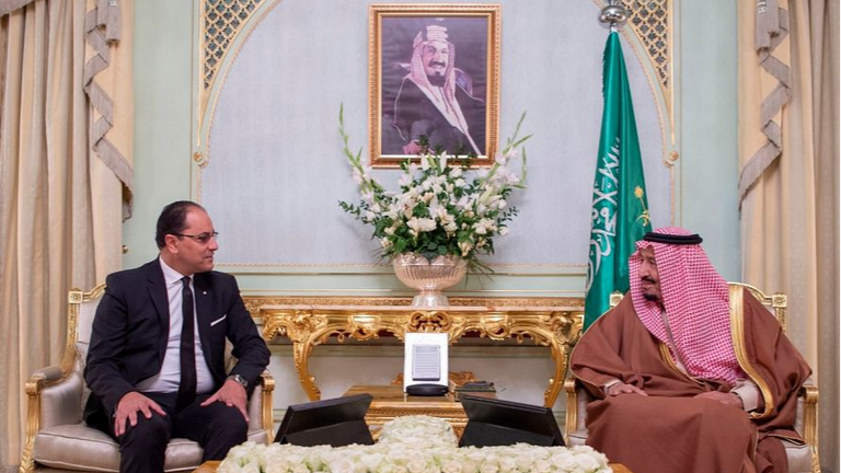 العاهل السعودي يتسلم شهادة الدكتوراه الفخرية من جامعة القيروان بتونس