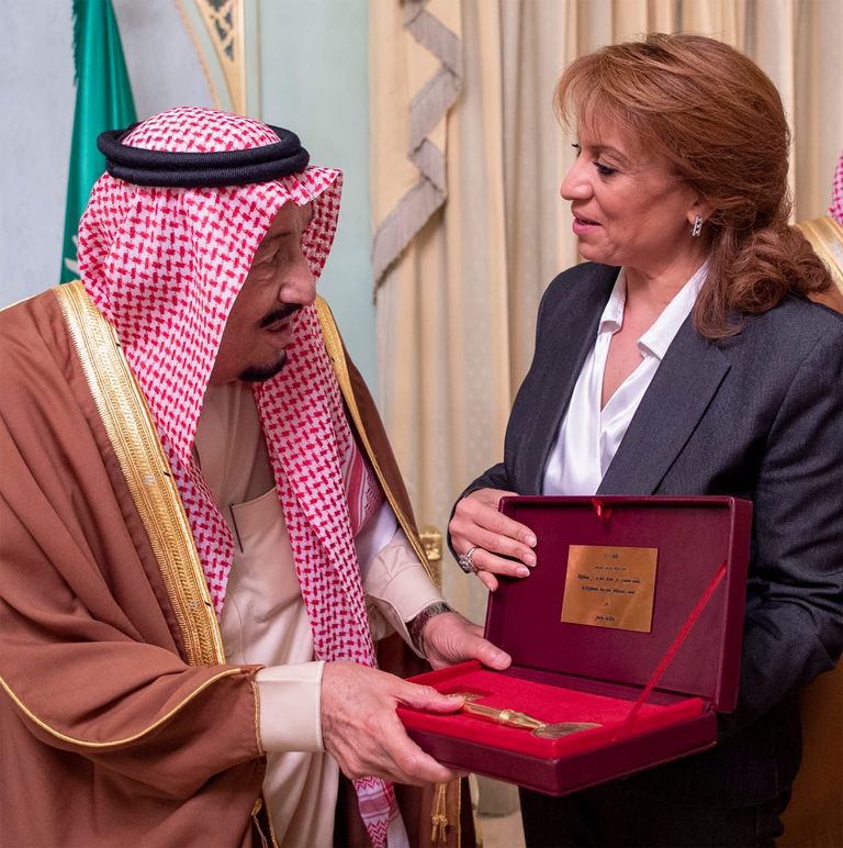 العاهل السعودي يتسلم شهادة الدكتوراه الفخرية من جامعة القيروان بتونس