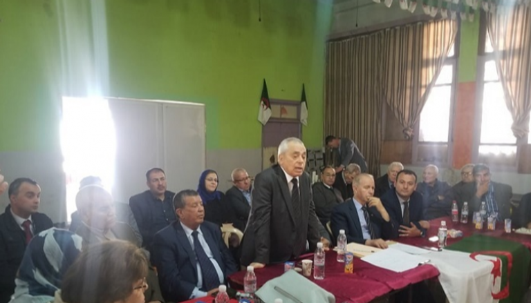 قيادات الحزب الحاكم بالجزائر يجتمعون للإطاحة بمنسق الحزب معاذ بوشارب
