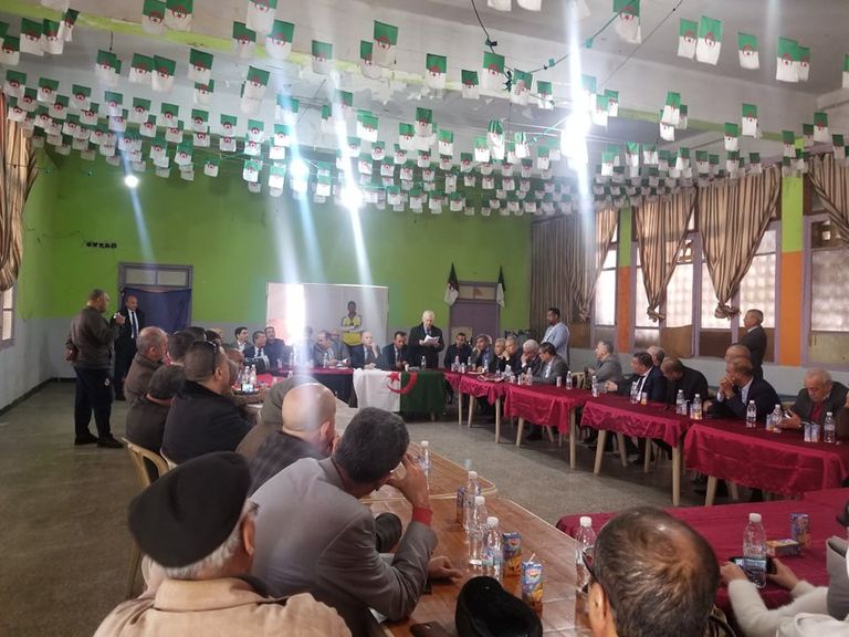 قياديو الحزب الحاكم بالجزائر يجتمعون للإطاحة بمنسق الحزب معاذ بوشارب