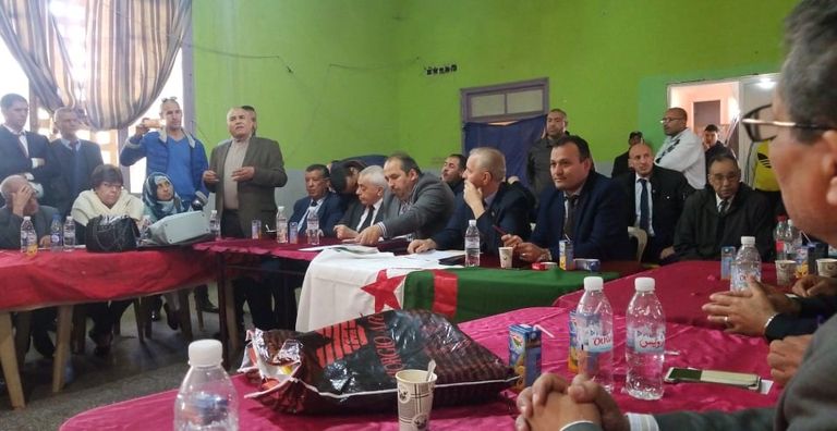 قياديو الحزب الحاكم بالجزائر يجتمعون للإطاحة بمنسق الحزب معاذ بوشارب