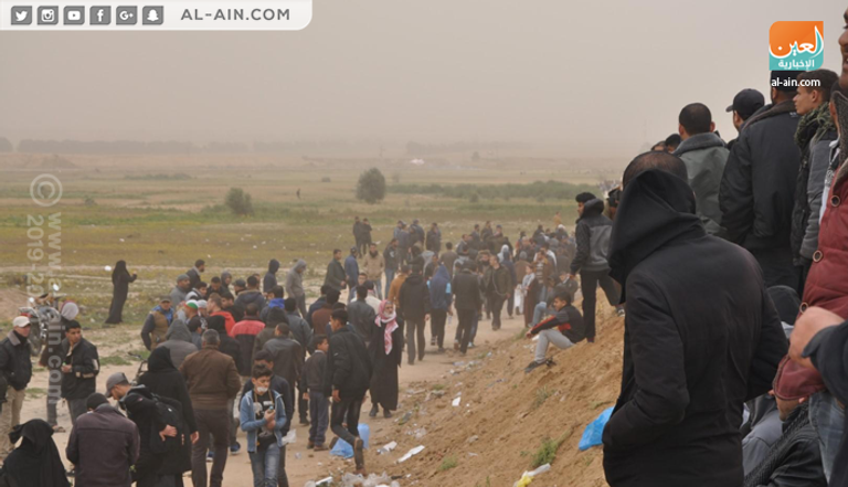 عشرات الآلاف من الفلسطنيين يتظاهرون بالقرب من السياج الحدودي