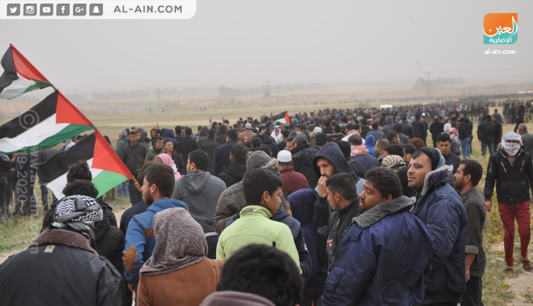 عشرات الآلاف من الفلسطنيين يتظاهرون بالقرب من السياج الحدودي