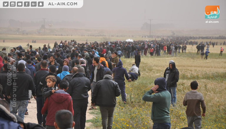 عشرات الآلاف من الفلسطنيين يتظاهرون بالقرب من السياج الحدودي
