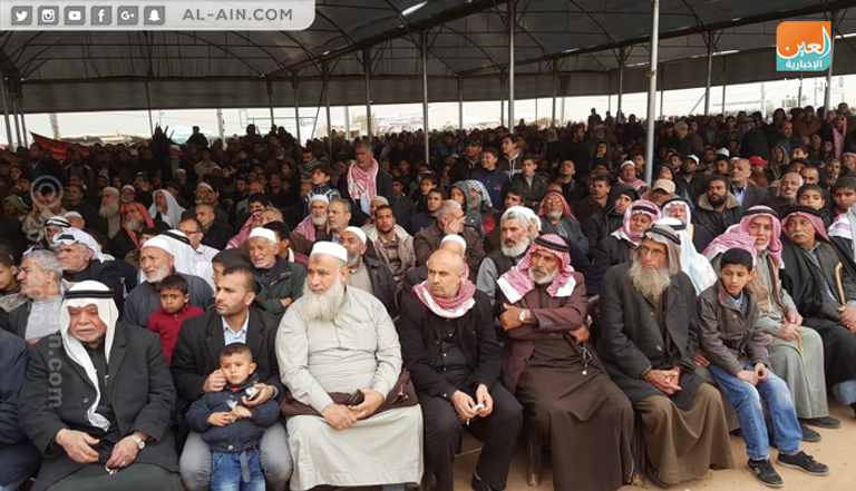 عشرات الآلاف من الفلسطنيين يتظاهرون بالقرب من السياج الحدودي