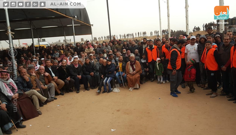 عشرات الآلاف من الفلسطنيين يتظاهرون بالقرب من السياج الحدودي