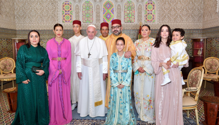 ملك المغرب وأسرته مع البابا فرنسيس