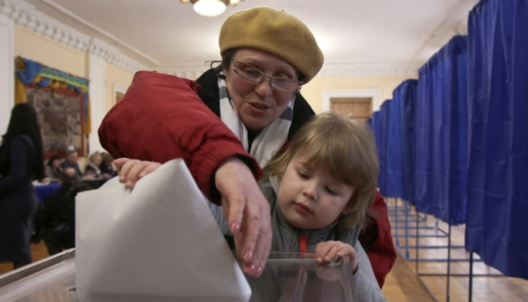 امرأة تدلي بصوتها في انتخابات أوكرانيا