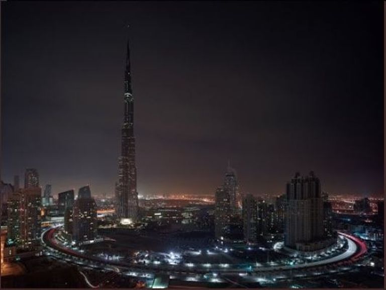 برج إيفل في فرنسا يطفئ أنواره في "ساعة الأرض"