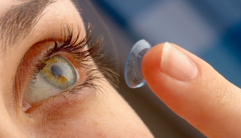 طرح عدسات لاصقة لعلاج حساسية العين قريبا - صورة أرشيفية