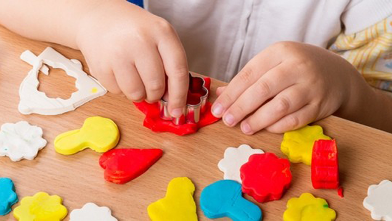 على الأم اختيار الألعاب المناسبة لعمر طفلها - صورة أرشيفية