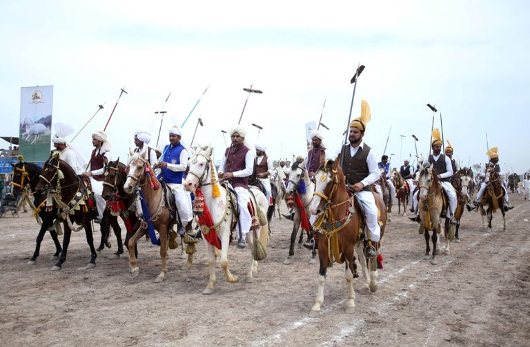 بالصور.. باكستانيون يسعون لتحقيق رقم قياسي في رياضة تواجه الاندثار