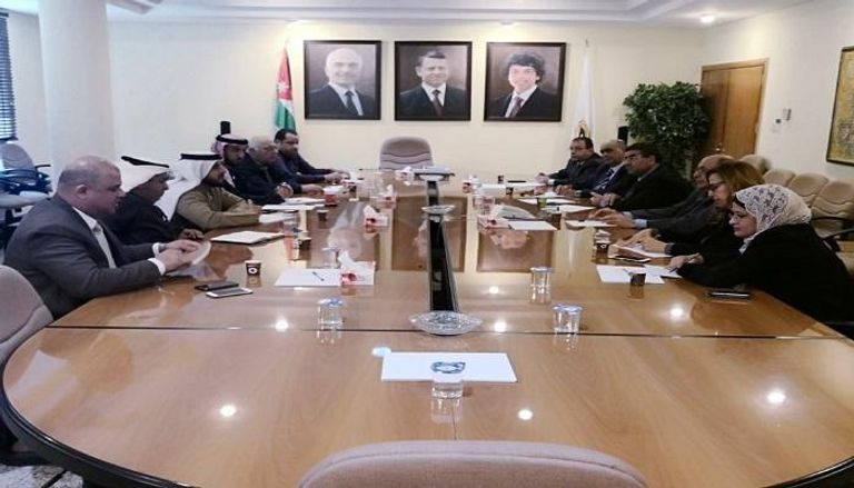 سوق أبوظبي يبحث التعاون مع مؤسسات أردنية