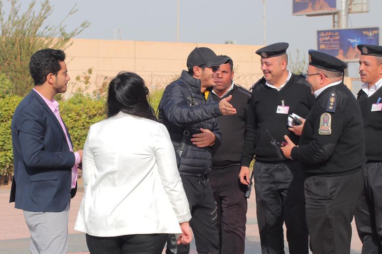 مصطفى شعبان إبّان وصوله إلى مطار شرم الشيخ الدولي