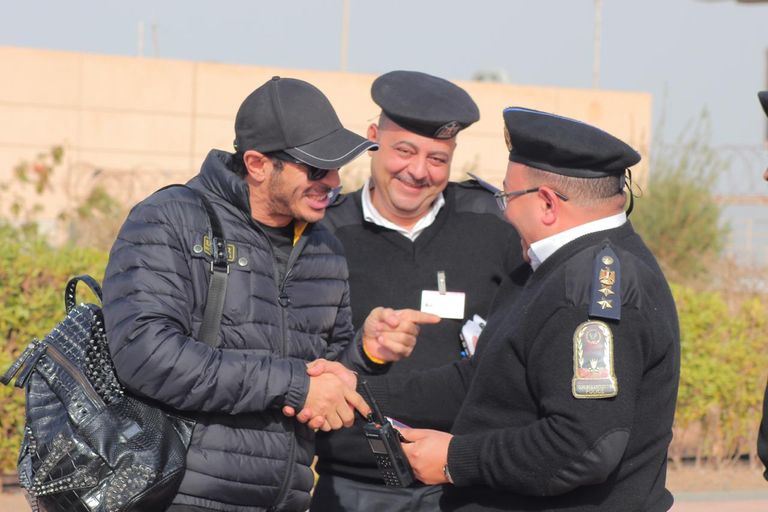 مصطفى شعبان إبّان وصوله إلى مطار شرم الشيخ الدولي