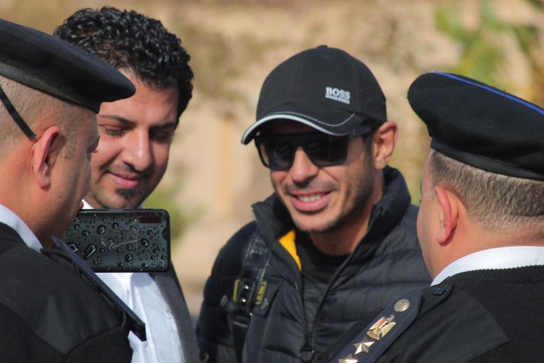 مصطفى شعبان إبّان وصوله إلى مطار شرم الشيخ الدولي