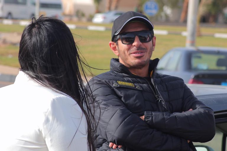 مصطفى شعبان إبّان وصوله إلى مطار شرم الشيخ الدولي