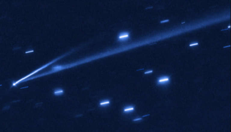 الكويكب "جولت" ويظهر خلفه ذيلان ضيقان يشبهان المذنبات 