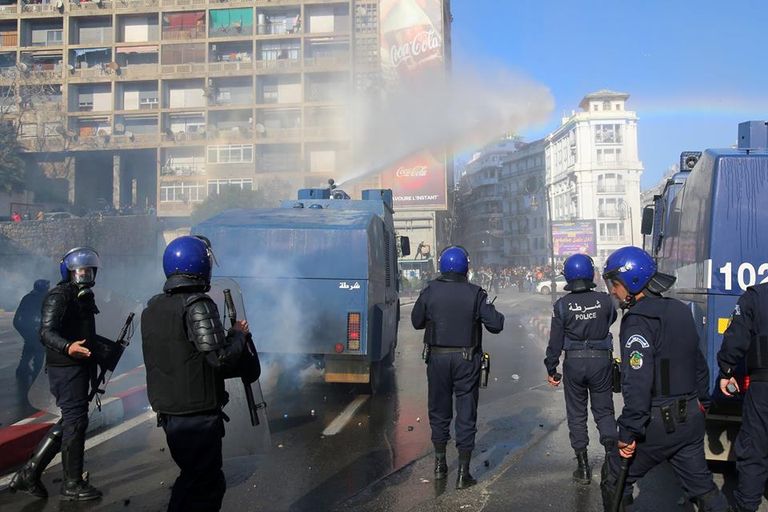 مظاهرات في الجزائر مطالبة برحيل نظام بوتفليقة