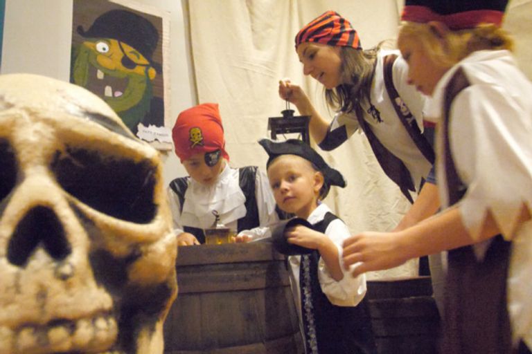 برج إيفل يستعد للاحتفال بـ130 عاماً على الإنشاء