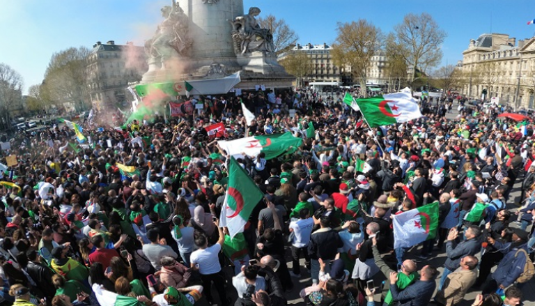 الجالية الجزائرية تواصل المظاهرات ضد نظام بوتفليقة - رويترز 