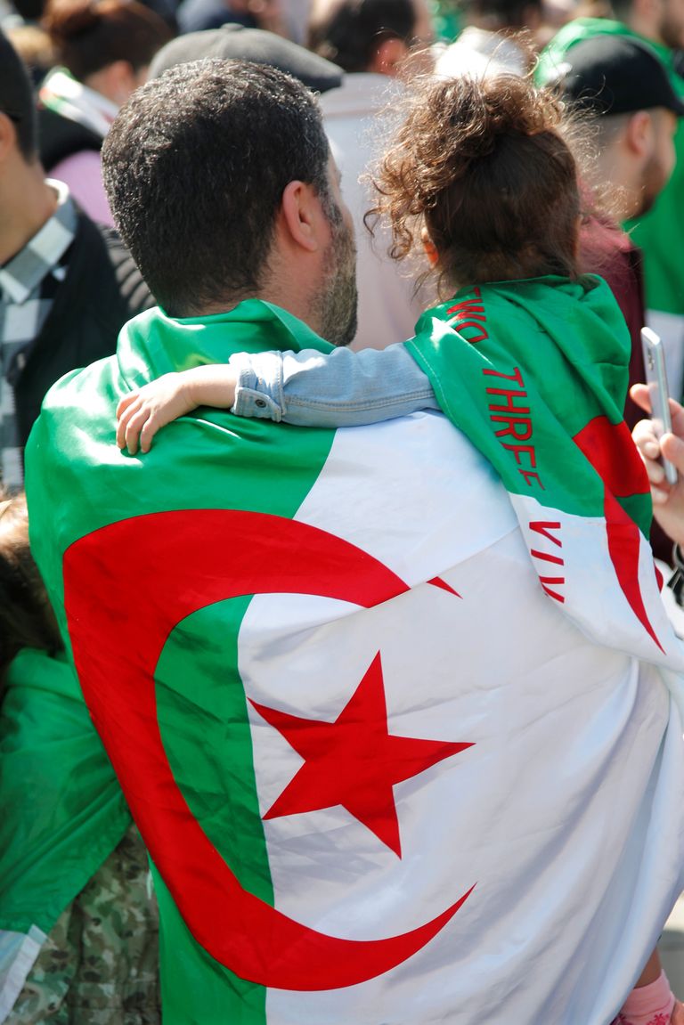 الجالية الجزائرية تواصل المظاهرات ضد نظام بوتفليقة - رويترز