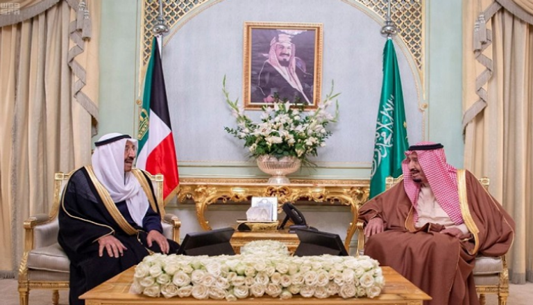 الملك سلمان خلال استقباله أمير الكويت على هامش قمة تونس