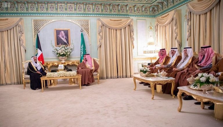 الملك سلمان خلال استقباله أمير الكويت على هامش قمة تونس