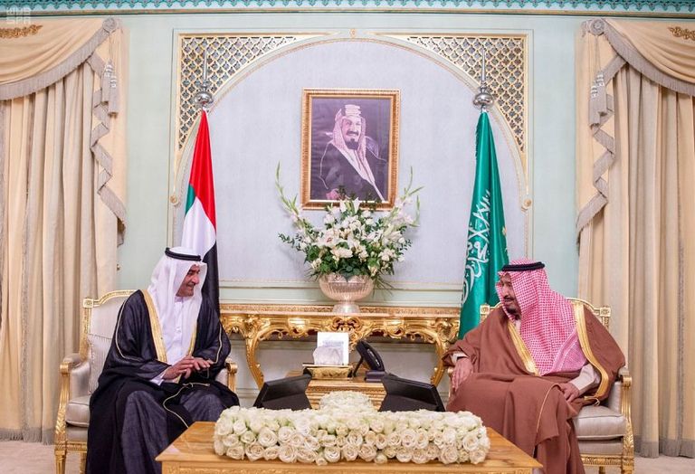 الملك سلمان خلال استقباله أمير الكويت على هامش قمة تونس